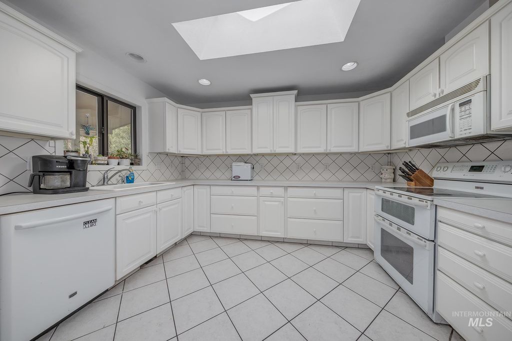 Photo of 1242 SW 11th Ave, Ontario, OR 97914 (MLS # 98975784)