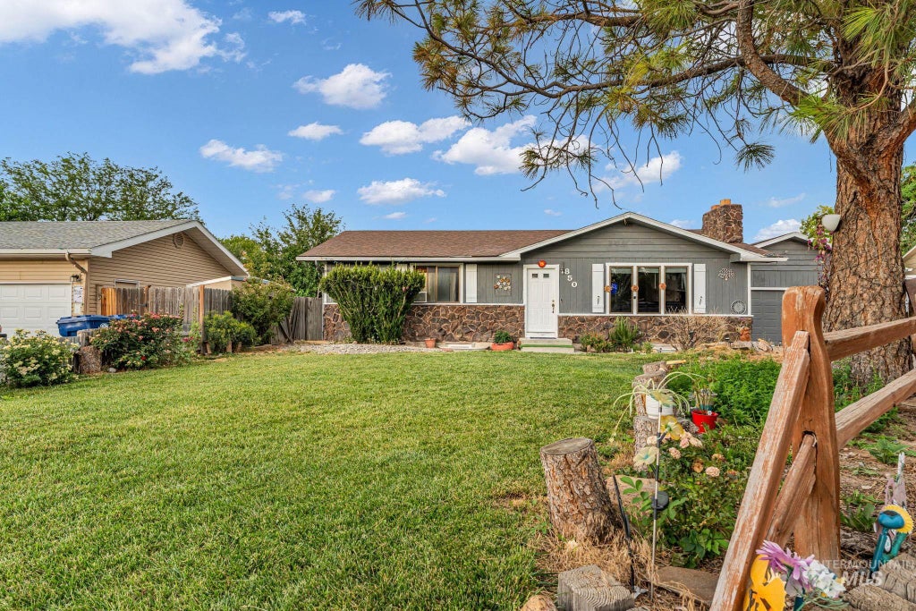 Photo of 850 Rosewood Dr, Twin Falls, ID 83301 (MLS # 98994277)
