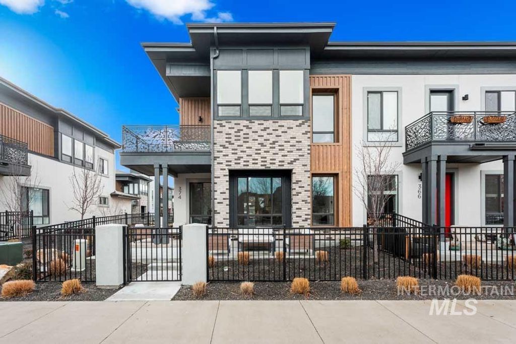 Photo of 374 E Presidio Ln, Eagle, ID 83616 (MLS # 98976864)