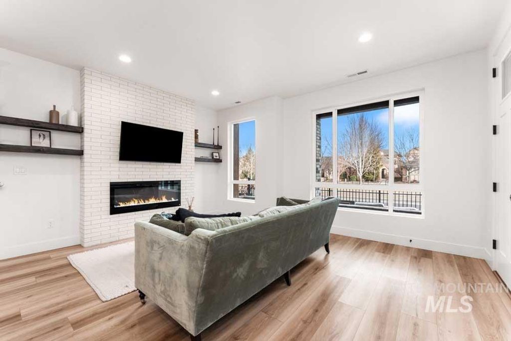 Photo of 374 E Presidio Ln, Eagle, ID 83616 (MLS # 98976864)