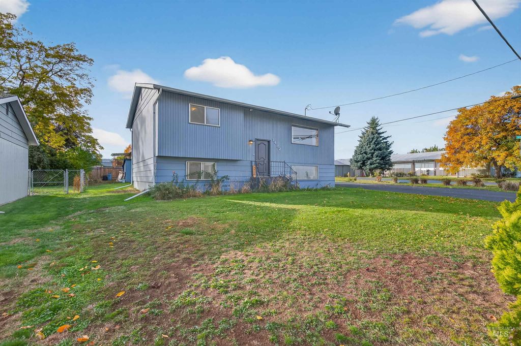 Photo of 1402 Burrell Ave, Lewiston, ID 83501 (MLS # 98966074)