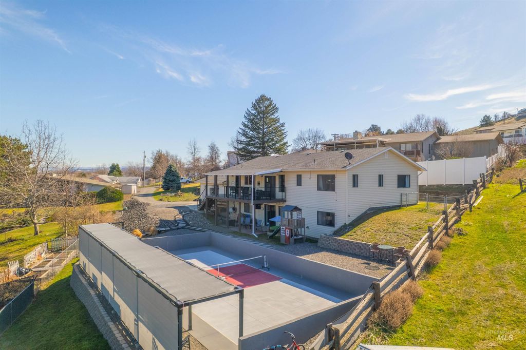 Photo of 940 Coulter Ln, Clarkston, WA 99403 (MLS # 98968828)