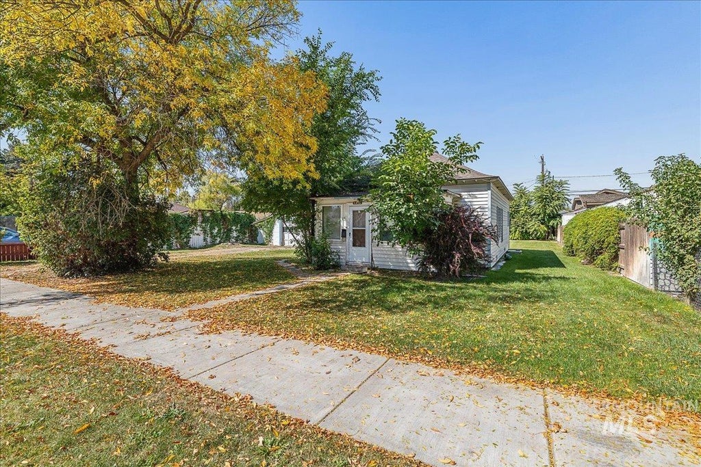 Photo of 1215 13th Ave S AVE, Nampa, ID 83651 (MLS # 99001844)