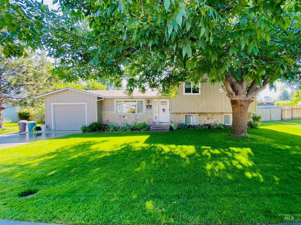 Photo of 114 Meyer Ave, Nampa, ID 83686 (MLS # 98980027)