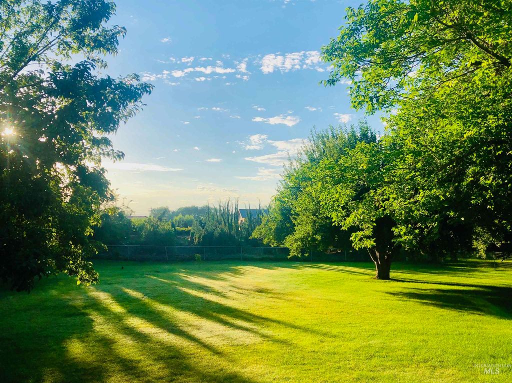 Photo of 114 Meyer Ave, Nampa, ID 83686 (MLS # 98980027)