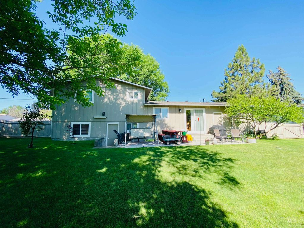 Photo of 114 Meyer Ave, Nampa, ID 83686 (MLS # 98980027)