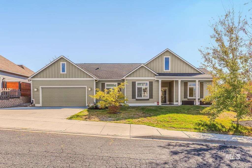 Photo of 815 NW Valley View Drive, Pullman, WA 99163 (MLS # 98967561)