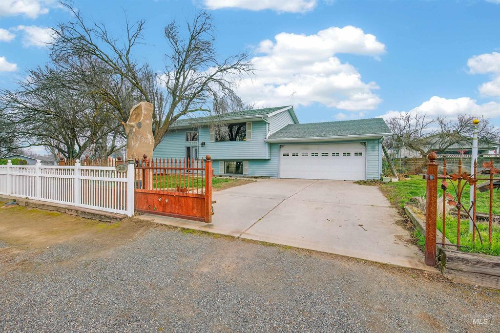 Photo of 3181 Hallgren Drive, Clarkston, WA 99403 (MLS # 98974961)