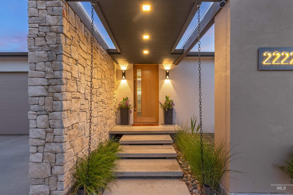 Photo of 2222 Deer Pointe Drive, Clarkston, WA 99403 (MLS # 98975930)