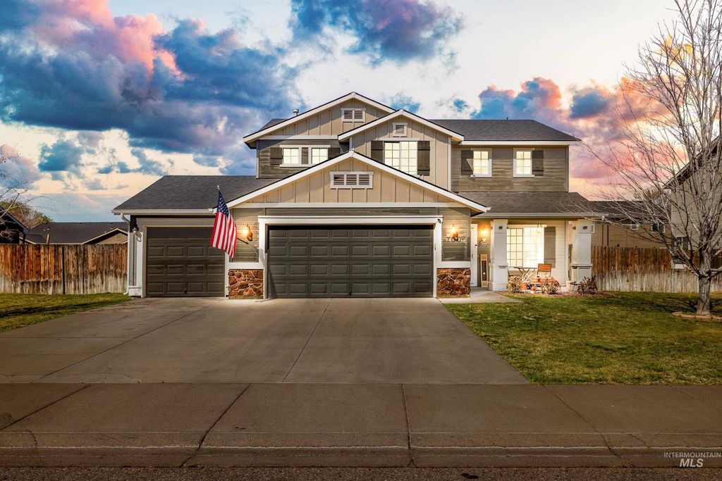 Photo of 700 SW Panner St, Mountain Home, ID 83647 (MLS # 98982300)