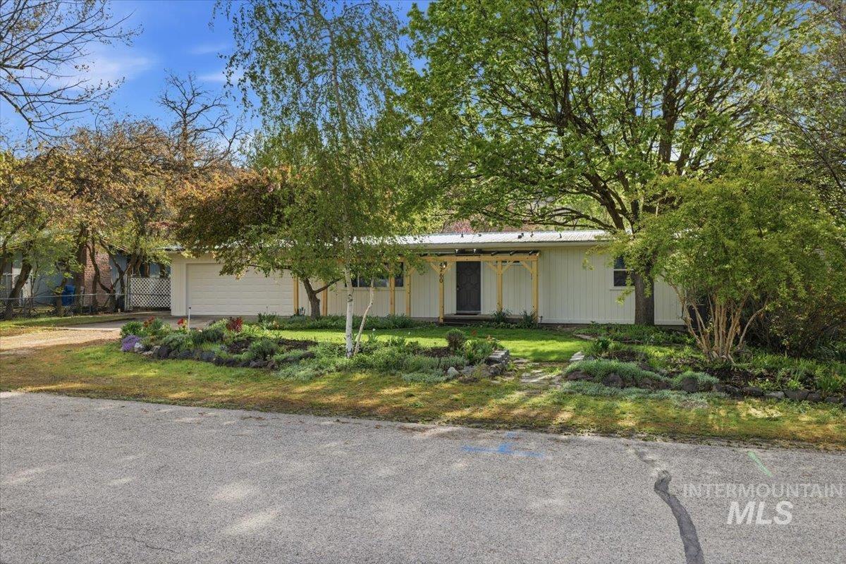 4760 N Maplewood