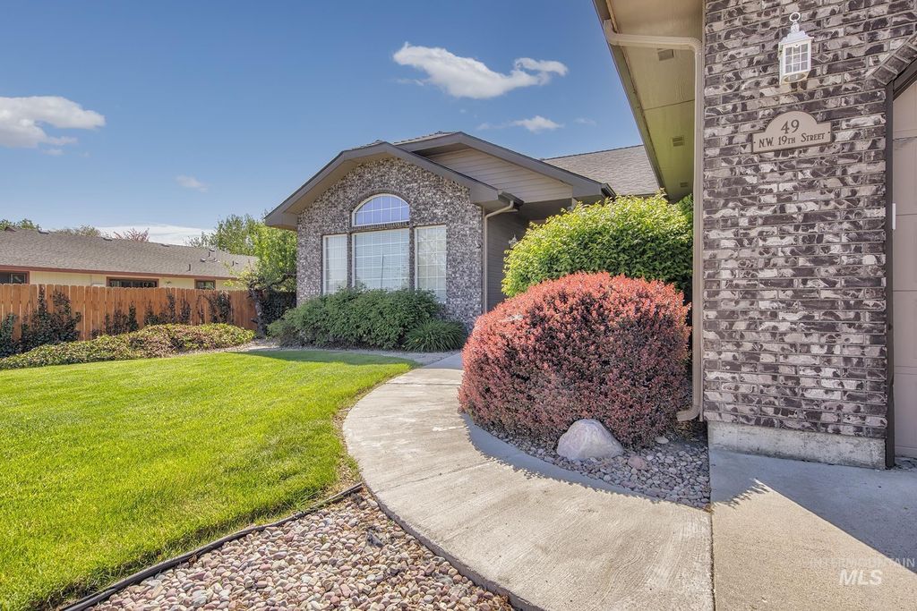 Photo of 49 NW 19th St, Ontario, OR 97914 (MLS # 98976720)