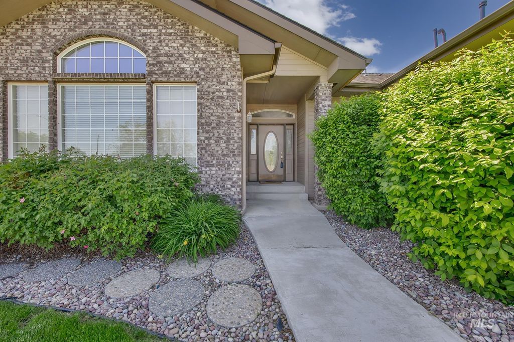 Photo of 49 NW 19th St, Ontario, OR 97914 (MLS # 98976720)