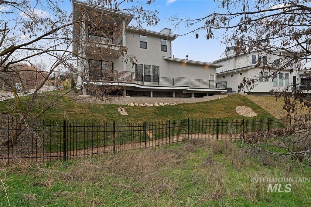 Photo of 410 W Sand Dune Ln, Boise, ID 83702 (MLS # 98972803)