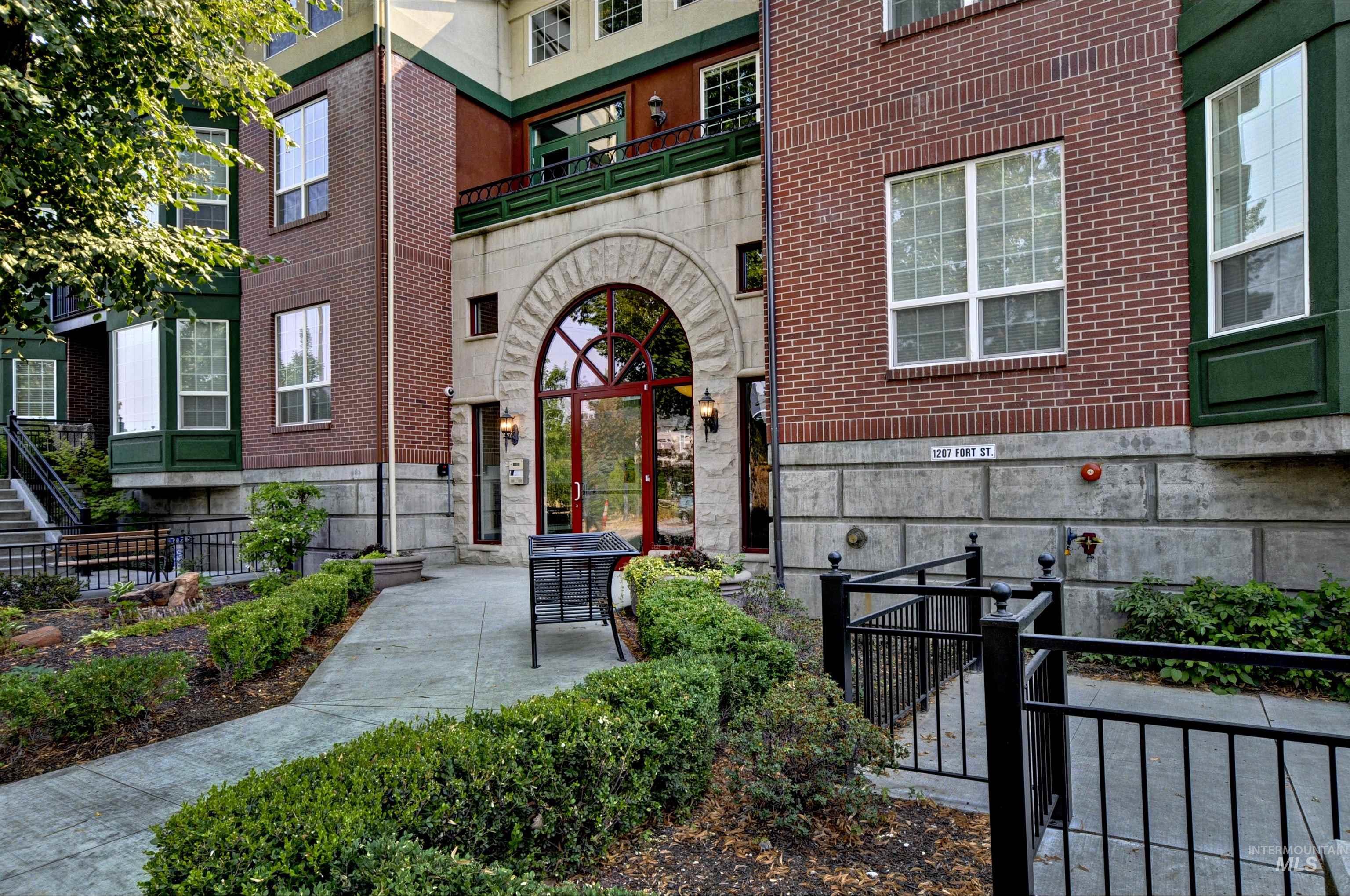 Secure entry, Hyde Park Place