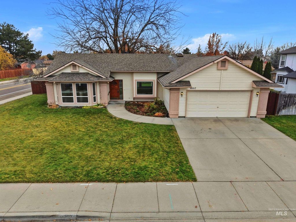 Photo of 9807 Edna St, Boise, ID 83704 (MLS # 98967417)