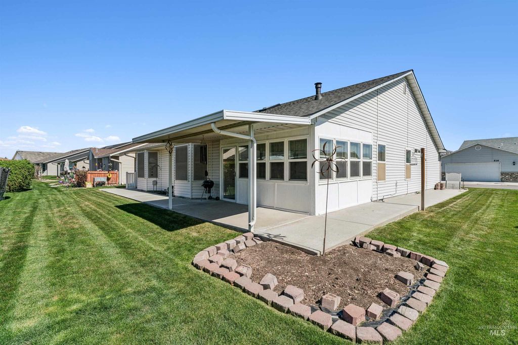 Photo of 517 N Stratford St, Nampa, ID 83651 (MLS # 98979682)