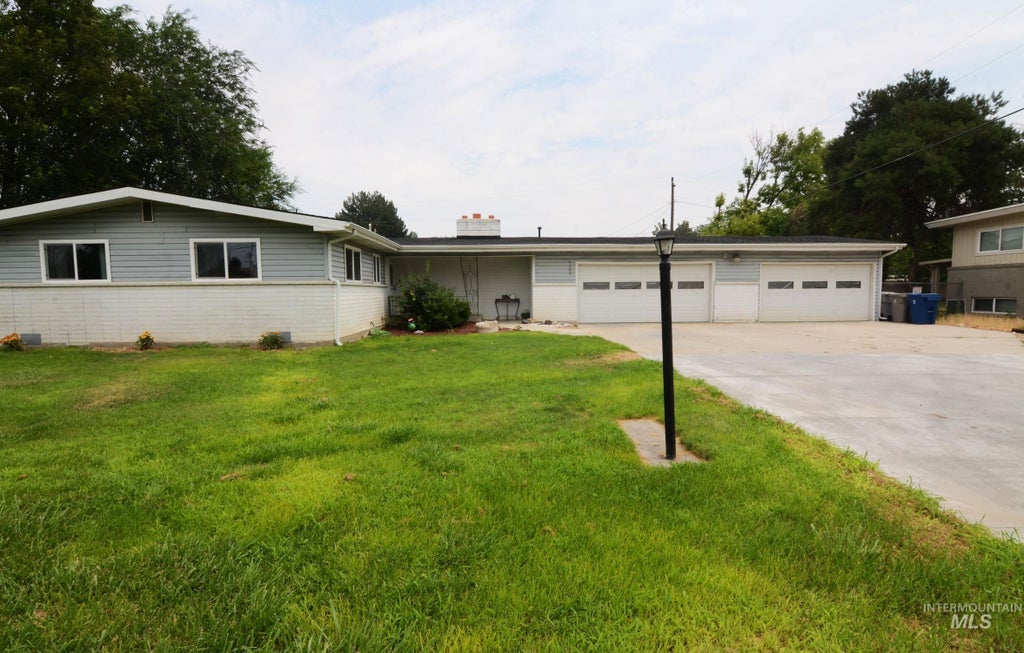 Photo of 1122 N Midland Blvd, Nampa, ID 83651 (MLS # 98994929)
