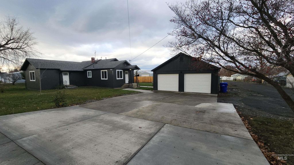 Photo of 1611 Grelle Ave, Lewiston, ID 83501 (MLS # 98969790)
