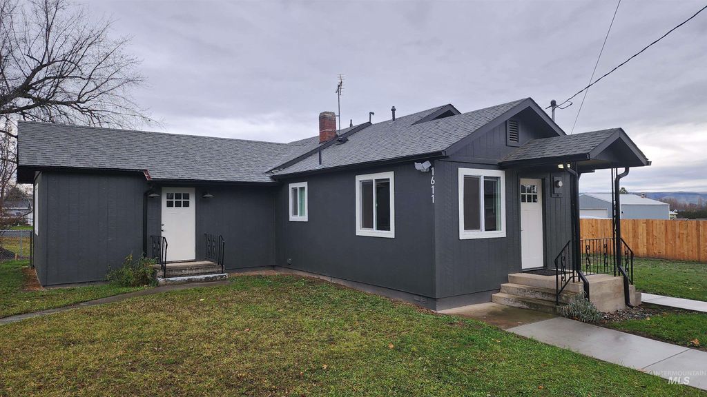 Photo of 1611 Grelle Ave, Lewiston, ID 83501 (MLS # 98969790)