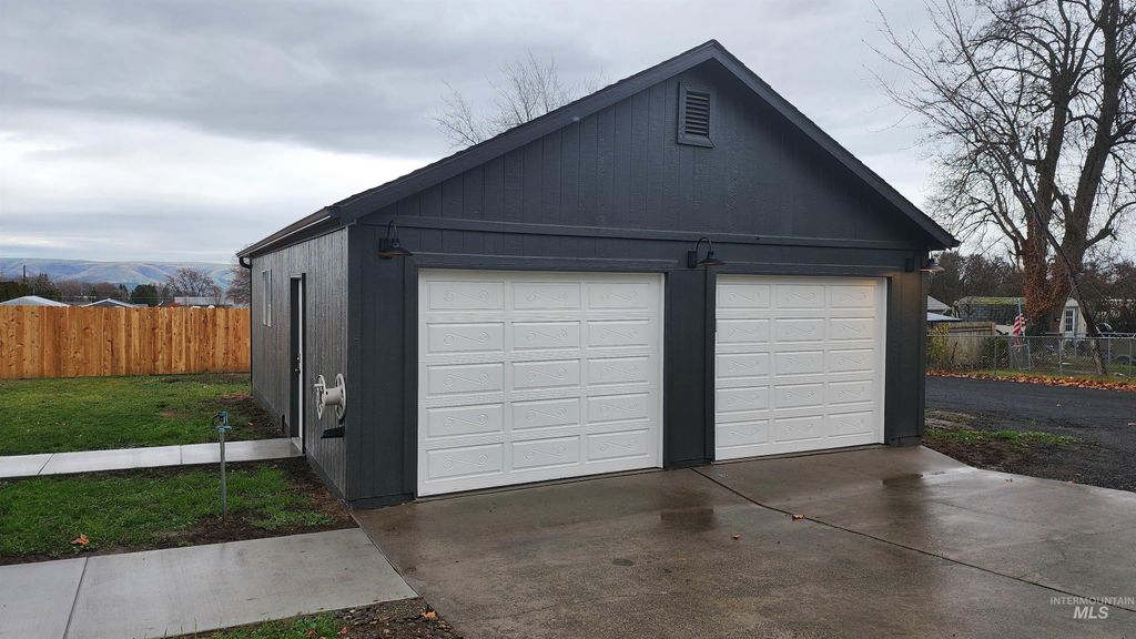 Photo of 1611 Grelle Ave, Lewiston, ID 83501 (MLS # 98969790)