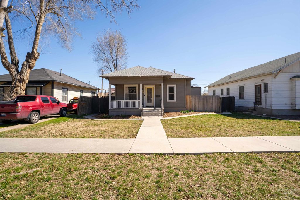 Photo of 820 11th Ave South Ave, Nampa, ID 83651 (MLS # 98978757)