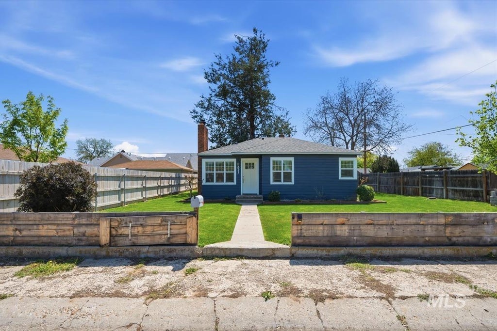 Photo of 211 W. Dewey Ave, Nampa, ID 83686 (MLS # 99001613)