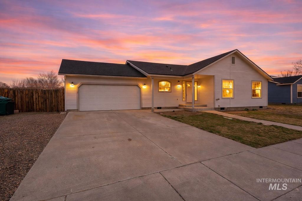 Photo of 1360 Del Mar St, Mountain Home, ID 83647 (MLS # 98978173)