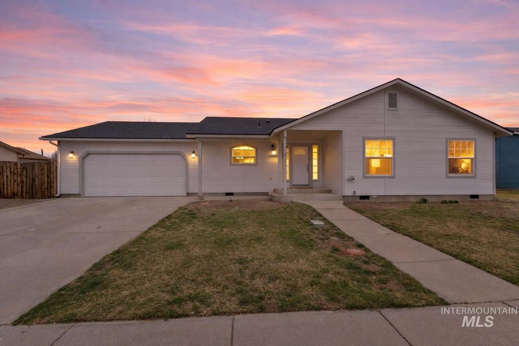 Photo of 1360 Del Mar St, Mountain Home, ID 83647 (MLS # 98978173)