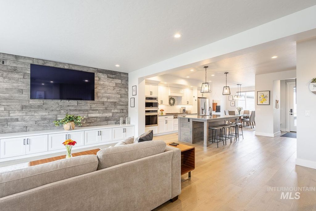 Photo of 3321 S Hopes Well Way, Boise, ID 83716 (MLS # 98972524)