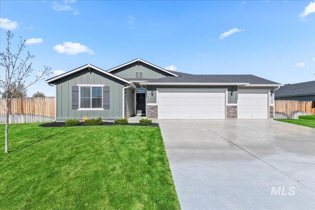 Photo of 890 SW Lago St, Mountain Home, ID 83647 (MLS # 98964454)