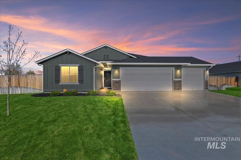 Photo of 890 SW Lago St, Mountain Home, ID 83647 (MLS # 98964454)