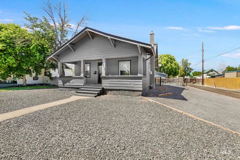 Photo of 1215 4th Ave E Ave, Twin Falls, ID 83301 (MLS # 98956715)