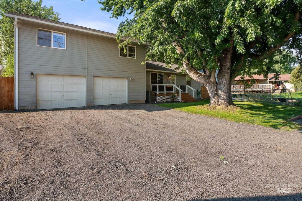 Photo of 1632 Powers Ave, Lewiston, ID 83501 (MLS # 98960079)