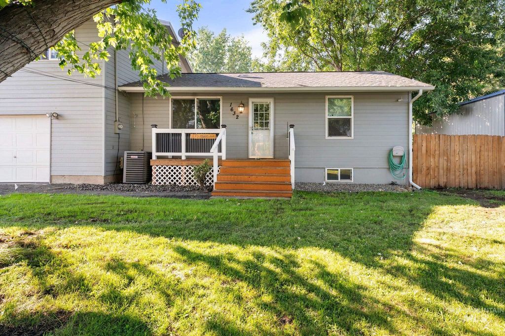Photo of 1632 Powers Ave, Lewiston, ID 83501 (MLS # 98960079)