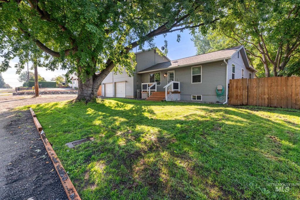 Photo of 1632 Powers Ave, Lewiston, ID 83501 (MLS # 98960079)