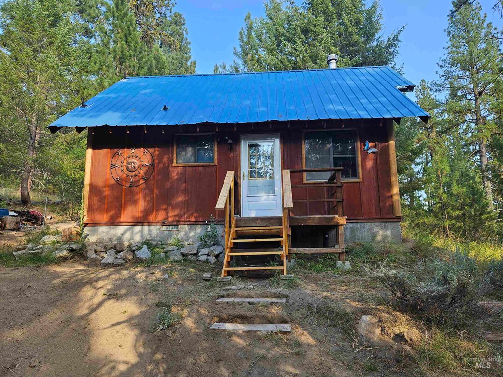 Photo of 1510 Crown Point Parkway, Cascade, ID 83611 (MLS # 98957216)