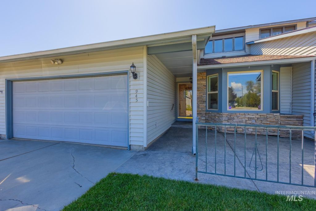 Photo of 945 N Gossett Ave, Boise, ID 83704 (MLS # 98985842)