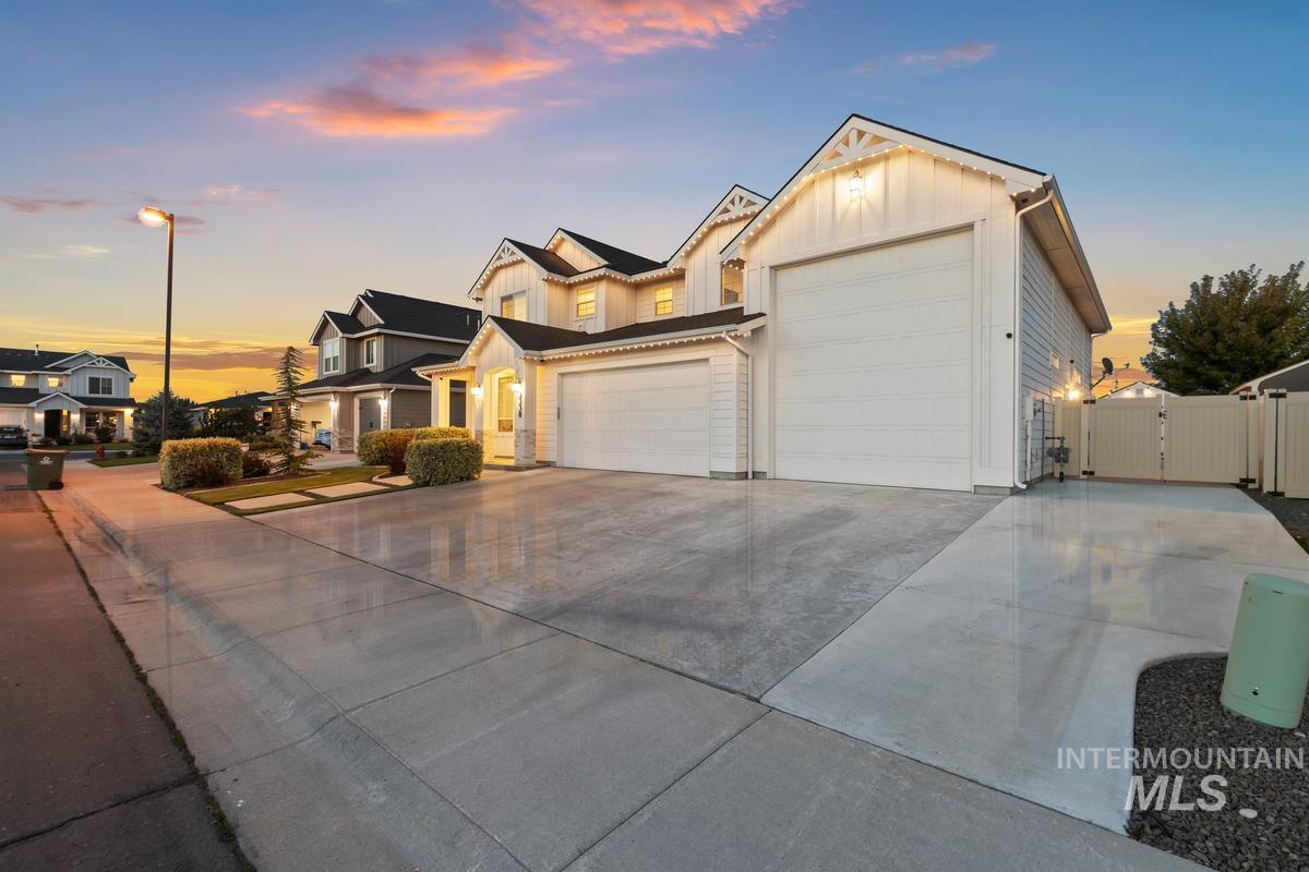 3338 N Whirlwind Ave