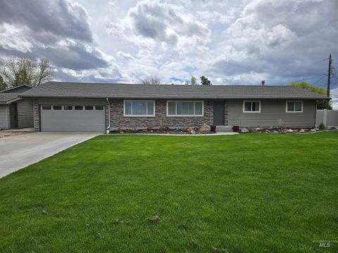 Photo of 1932 Nw 4th Ave, Ontario, OR 97914 (MLS # 98981845)