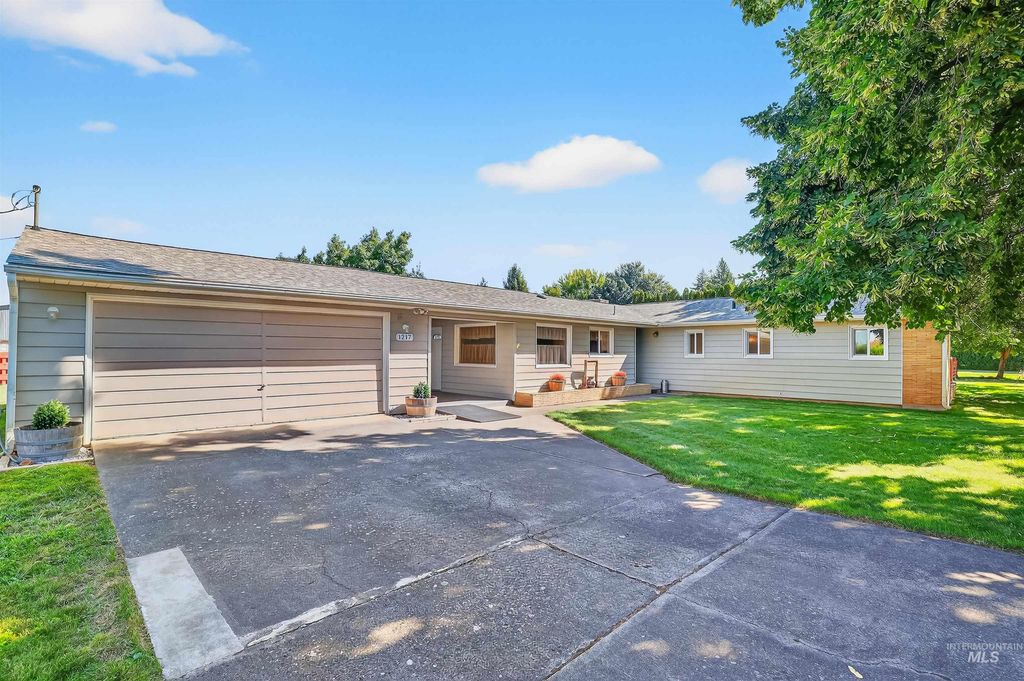 Photo of 1217 Birch Ave, Lewiston, ID 83501 (MLS # 98960633)