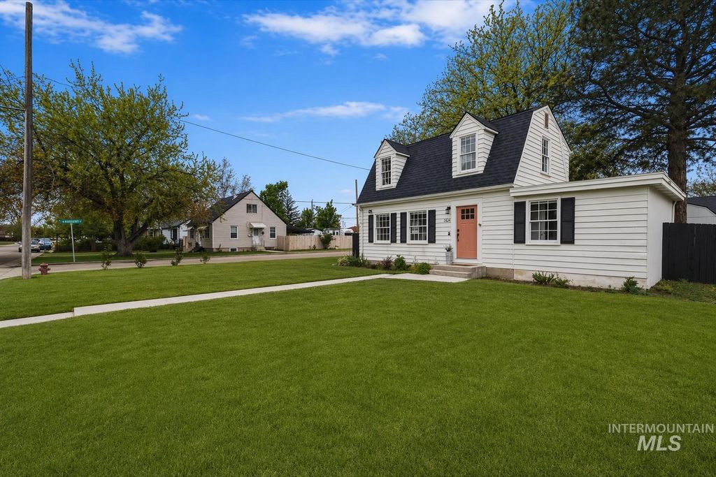 Photo of 1424 Arlington Ave, Caldwell, ID 83605 (MLS # 98983736)