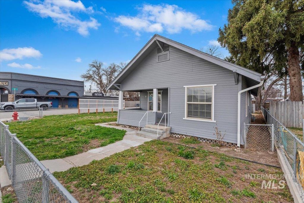 Photo of 103 N Dewey Ave, Middleton, ID 83644 (MLS # 98978011)