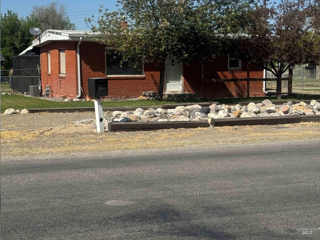 Photo of 1937 E 4th Ave, Twin Falls, ID 83301 (MLS # 98984483)