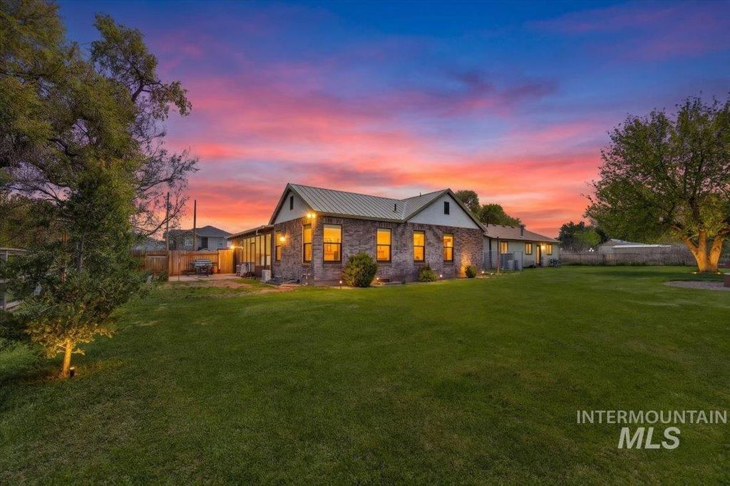 Photo of 1003 Southside Blvd, Nampa, ID 83686 (MLS # 98983318)