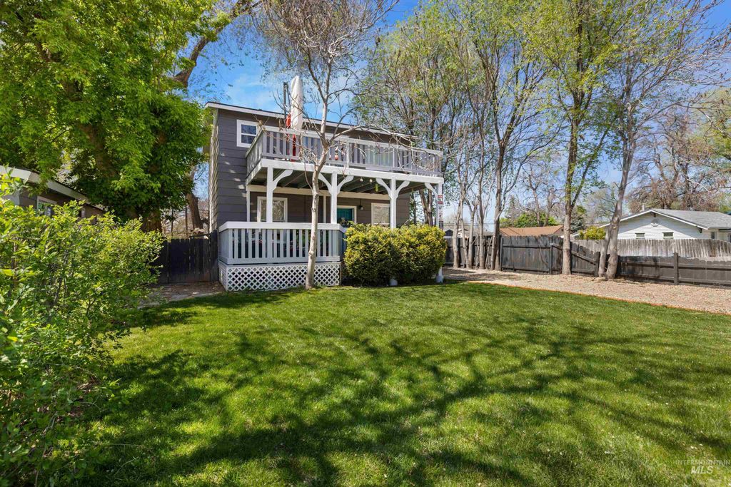 Photo of 215 S Diamond St, Nampa, ID 83686 (MLS # 98985704)