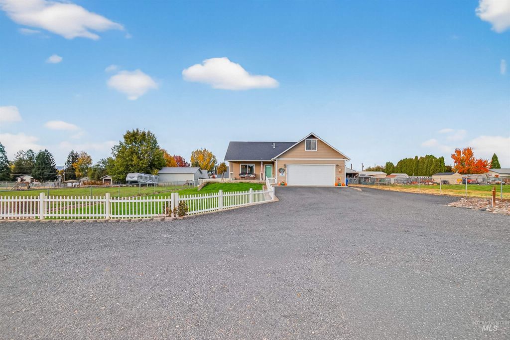 Photo of 1827 Grelle Ave, Lewiston, ID 83501 (MLS # 98982862)