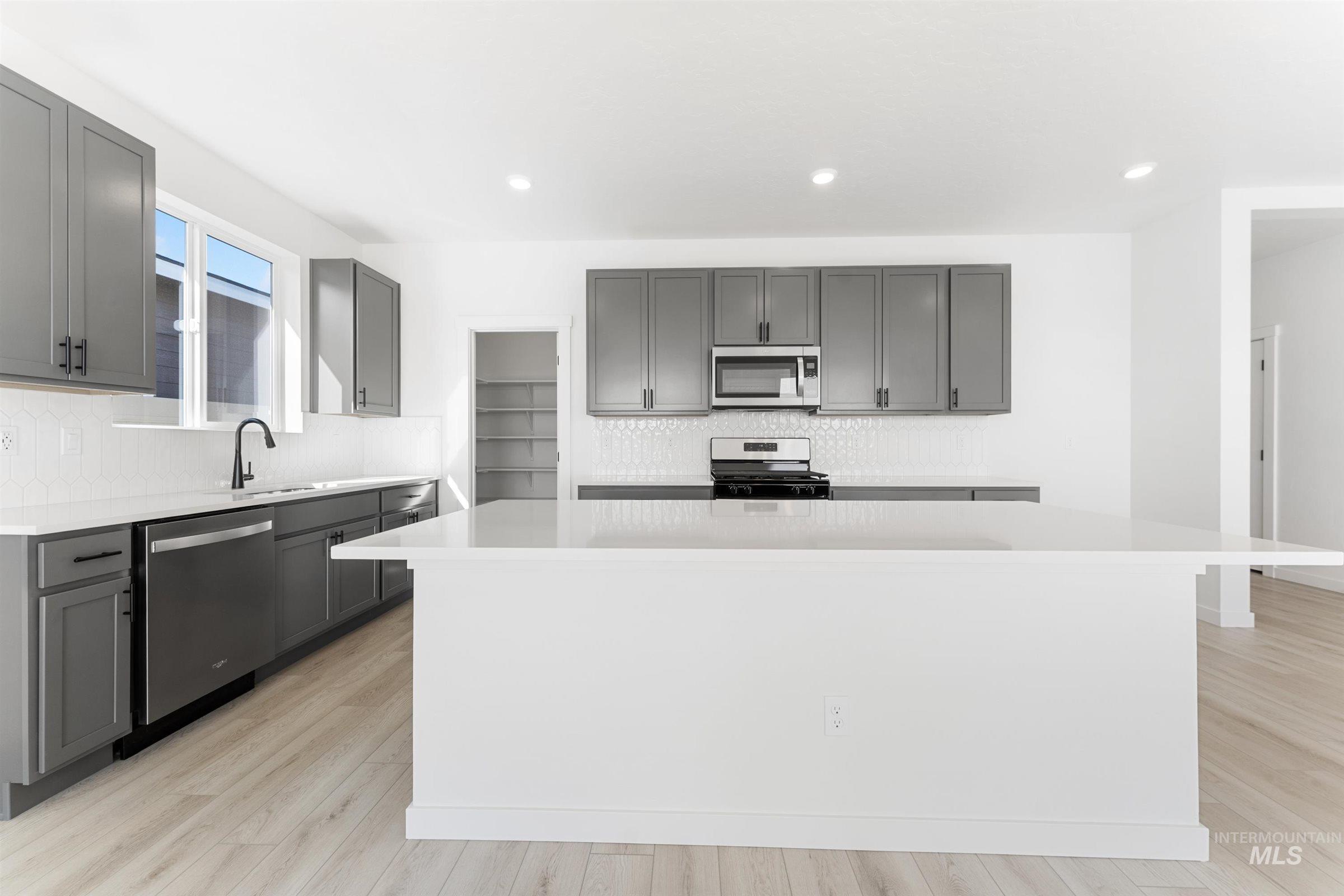 862 E Exploration Dr
