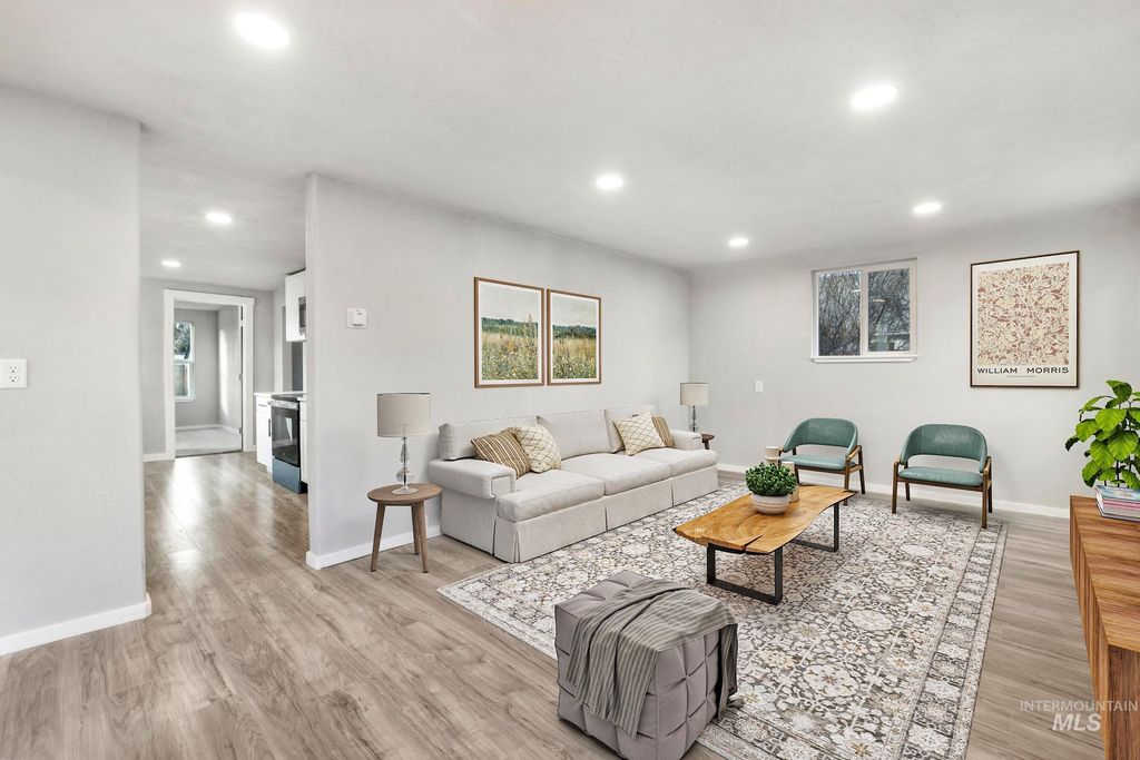 Photo of 1033 Nevada St, Gooding, ID 83330 (MLS # 98971184)