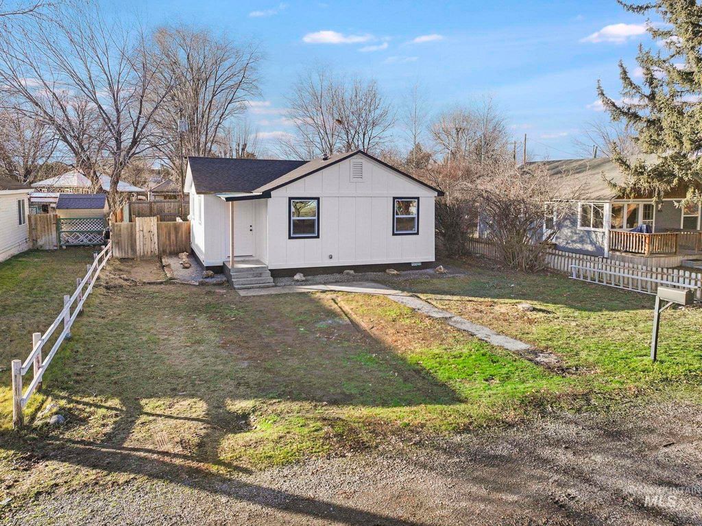 Photo of 1033 Nevada St, Gooding, ID 83330 (MLS # 98971184)